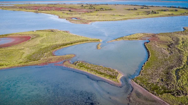 Mavi Pembe Göllerin Inanılmaz Hava Manzarası Ufuktaki Deniz Güzel Doğal — Stok fotoğraf