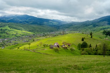 inanılmaz bahar (yaz) dağ manzarası. Mavi dramatik bulutlu gökyüzü. doğal arkaplan