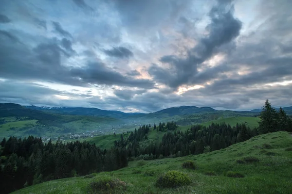 Geweldig Lente Zomer Berglandschap Blauwe Dramatische Bewolkte Lucht Natuurlijke Achtergrond — Stockfoto