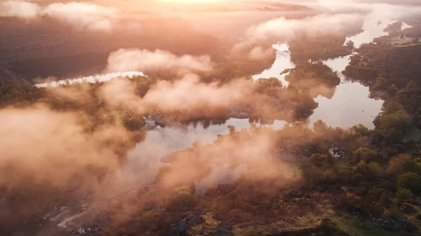 Geweldig Uitzicht Vanuit Lucht Mistige Ochtendrivier Kleurrijke Bomen Drone Schot — Stockfoto