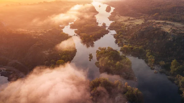 Sisli Sabah Nehri Renkli Ağaçların Muhteşem Hava Manzarası Atışı — Stok fotoğraf