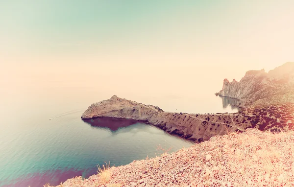 Vintage deniz manzara ile bir gün batımı ve dağ, instagram effe