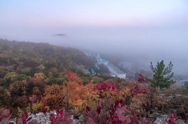Jesień krajobraz, svyatogorsk kościoła w mgle, Donieckaja obłast, Wielka Brytania — Zdjęcie stockowe
