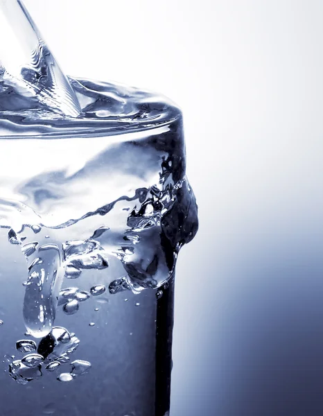 Agua fría salpicaduras de vidrio, primer plano — Foto de Stock