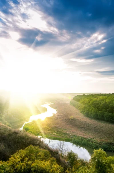 Yaz manzara nehir, güneş ve bulutlu gökyüzü günbatımı üzerinde. natur — Stok fotoğraf