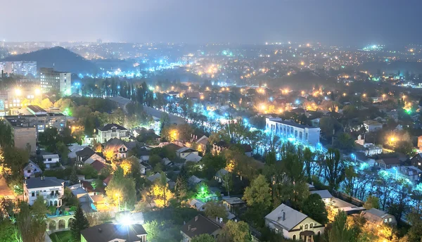 gece şehir görüntüsü. Donetsk, Ukrayna