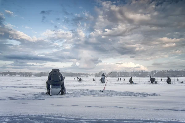 Winter sishing op het ijs, natuurlijke achtergrond — Stockfoto