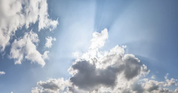 Красивое облачное и солнечное небо, естественный летний фон — стоковое фото