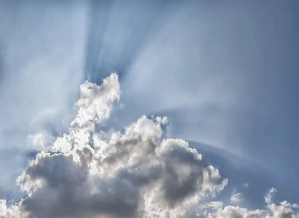 Beautiful cloudy and sunny sky, natural summer background — Stock Photo, Image