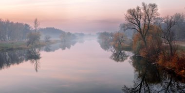 sisli sabahı erken: nehir, doğal arka plan