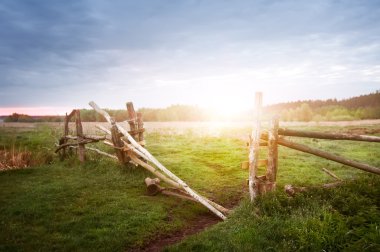 sunrise, doğal yaz arka plan eski kırsal ahşap çit