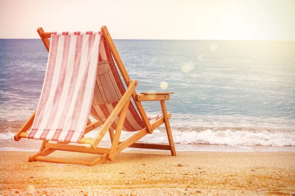 Sedia a sdraio sulla spiaggia soleggiata, sfondo estivo vintage — Foto Stock