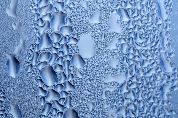 Fundo abstrato azul com gotas na superfície de vidro — Fotografia de Stock