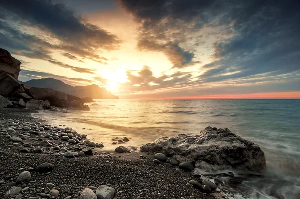 Beautiful sunset or sunrise on beach, natural summer background — Stock Photo, Image