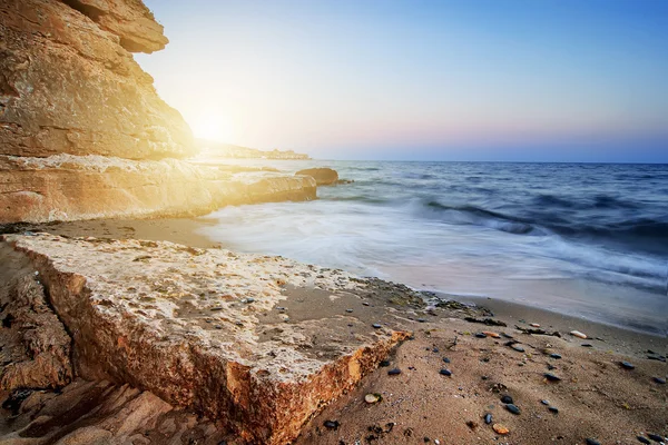 Piękny zachód słońca na plaży oceanu, tło naturalne lato — Zdjęcie stockowe