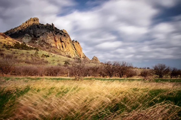 Vintage mountain landscape wit beautiful sky, spring natural ba — Stock Photo, Image