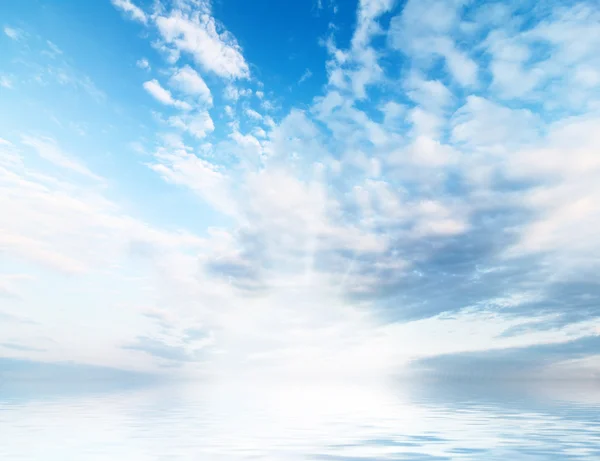 美丽夏日多云的天空，自然背景 — 图库照片