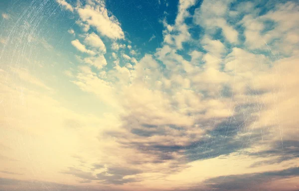 Gyönyörű felhős nyári ég, vintage természetes háttér — Stock Fotó