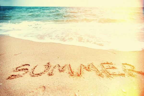Слово Лето на песчаном пляже, естественный летний фон с винтой — стоковое фото
