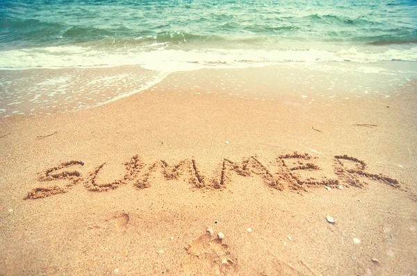 Summer word and footsteps on sandy beach, natural summer backgro — Stock Photo, Image