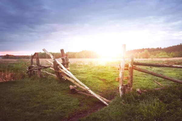 Oude landelijke houten hek op zonsopgang, natuurlijke zomer achtergrond wit — Stockfoto