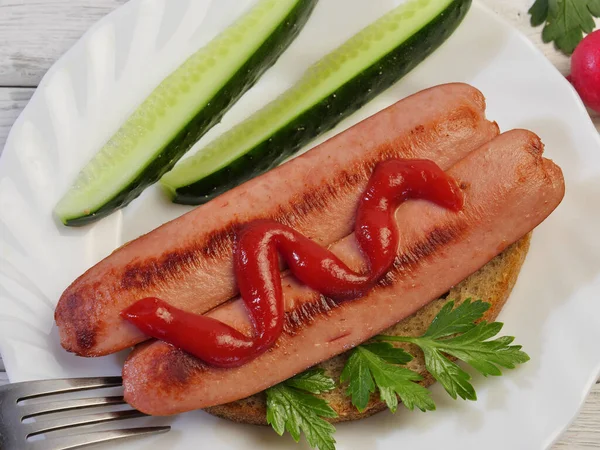Sandwich Fried Sausage Rye Bread Fresh Cucumbers Lettuce Leaves — Stock Photo, Image