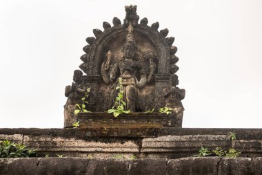 Mayiladuthurai, Tamil Nadu, Hindistan - Şubat 2020: Vaitheeswaran Koil 'deki antik bir tapınağın çatısında bir Hindu tanrıçasının yıpranmış taş heykeli.