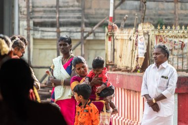 Mayiladuthurai, Tamil Nadu, Hindistan - Şubat 2020: Hintli bir anne Aitheeswaran Koil tapınağında çocuğunu omuzlarında gezdiriyor.