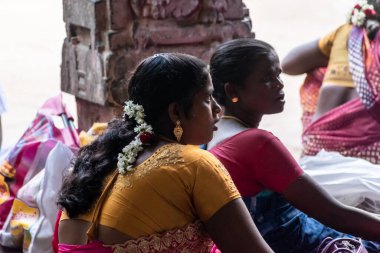 Mayiladuthurai, Tamil Nadu, Hindistan - Şubat 2020: Sari giymiş Hintli bir kadının antik Hindu tapınağı Vaitheeswaran Koil 'de bir salonda otururken çekilmiş samimi bir portresi.