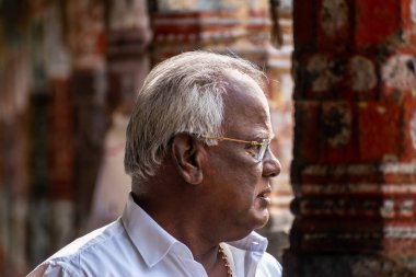 Mayiladuthurai, Tamil Nadu, Hindistan - Şubat 2020: Vaitheeswaran Koil tapınağında düşünceli bir ifadeye sahip yaşlı bir Hintlinin samimi bir portresi.