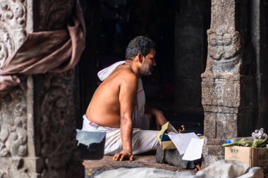 Mayiladuthurai, Tamil Nadu, Hindistan - Şubat 2020: Vaitheeswaran Koil 'deki antik tapınağın içinde geleneksel giysiler giymiş çıplak bir Hindu rahip.