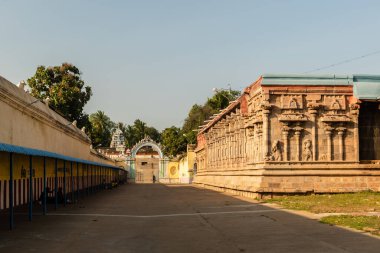 Kumbakonam, Tamil Nadu, Hindistan - Şubat 2020: Kumbakonam kentindeki antik bir Hindu tapınağının avlusu.