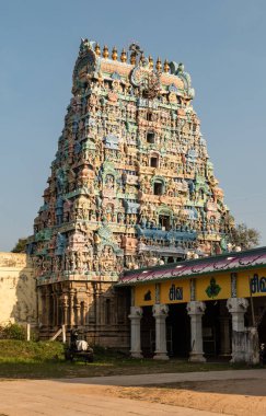 Kumbakonam, Tamil Nadu, Hindistan - Şubat 2020: Kumbakonam kasabasındaki antik bir Hindu tapınağının giriş kulesi.