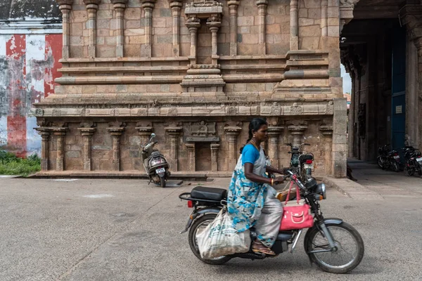 Kumbakonam Tamil Nadu India February 2020 Indian Woman Rides Motorcycle — ストック写真