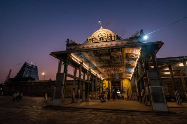 Chidambaram, Tamil Nadu. Hindistan - Şubat 2020: Chidambaram 'daki antik Nataraja tapınağının içindeki bir mandapa salonunun süslü çatısı alacakaranlıkta aydınlandı.
