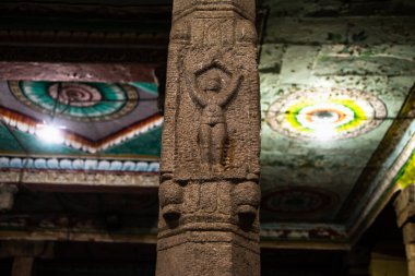 Hindistan 'ın Tamil Nadu kentindeki Kumbakonam' daki antik bir Hindu tapınağında taş bir sütuna dua eden heykelcik oyması..