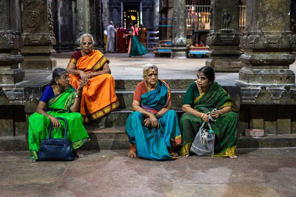 インド タミル ナードゥ州クムバコナム2020年2月 スワマライの古代ヒンズー教寺院の石柱の横の階段に座る高齢のインド人女性 — ストック写真
