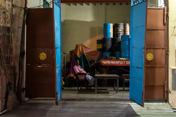 Kumbakonam Tamil Nadu Índia Fevereiro 2020 Homem Indiano Idoso Sentado — Fotografia de Stock