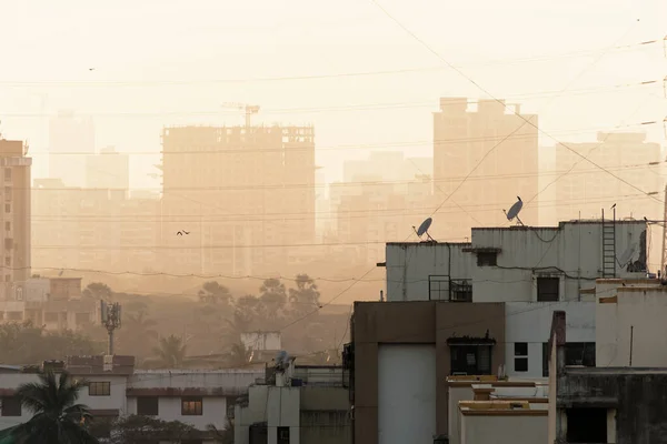 Los Tejados Los Edificios Con Nebuloso Smog Del Skyline Del —  Fotos de Stock