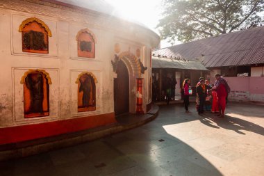 Guwahati, Assam, Hindistan - Ocak 2018: Assam 'ın Guwahati kentindeki eski Hindu Kamakhya tapınağı kompleksinin arka ışıklandırılmış duvarları.