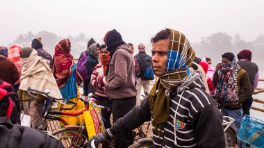 Murshidabad, Batı Bengal, Hindistan - Ocak 2018: Murshidabad kasabasında kalabalık bir feribotta Hintli bir adam.