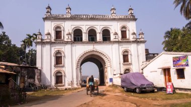 Murshidabad, Batı Bengal, Hindistan - Ocak 2018: Eski Murshidabad kasabasındaki antik Tripolia kapısı.