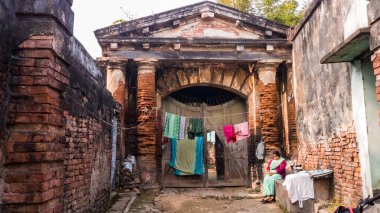 Murshidabad, Batı Bengal, Hindistan - Ocak 2018: Eski Murshidabad kasabasında yıkılmış eski bir yapının duvarlarında asılı duran elbiseler.