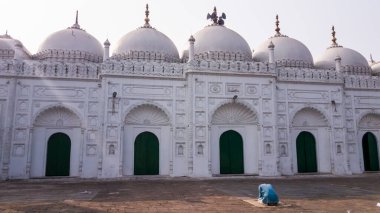 Murshidabad, Batı Bengal, Hindistan - Ocak 2018: Eski Murshidabad kasabasındaki antik bir caminin avlusu. 