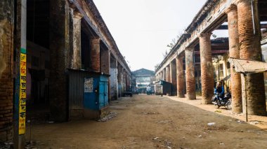 Murshidabad, Batı Bengal, Hindistan - Ocak 2018: Murshidabad kasabasında terk edilmiş eski bir sokak.