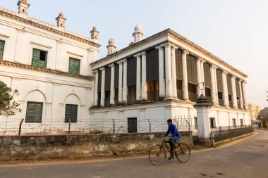 Murshidabad, Batı Bengal, Hindistan - Ocak 2018: Eski Murshidabad kasabasındaki antik Nizamat İmambara 'nın dış cephesi.