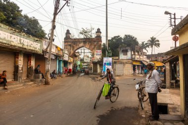 Murshidabad, Batı Bengal, Hindistan - Ocak 2018: Eski Murshidabad kasabasında bisiklet süren bir çocuk.