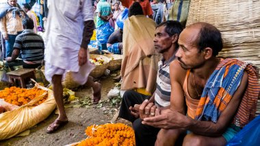 Kolkata, Batı Bengal, Hindistan - Ocak 2018: Kolkata kentindeki antik kalabalık Mullick Ghat çiçek pazarında çiçek satıcıları.