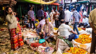 Kolkata, Batı Bengal, Hindistan - Ocak 2018: Kolkata kentindeki antik kalabalık Mullick Ghat çiçek pazarında çiçek satıcıları.