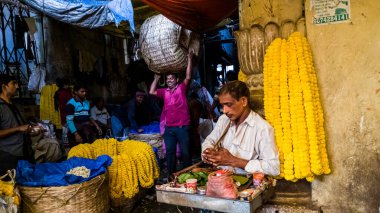 Kolkata, Batı Bengal, Hindistan - Ocak 2018: Kolkata kentindeki antik kalabalık Mullick Ghat çiçek pazarında çiçek satıcıları.
